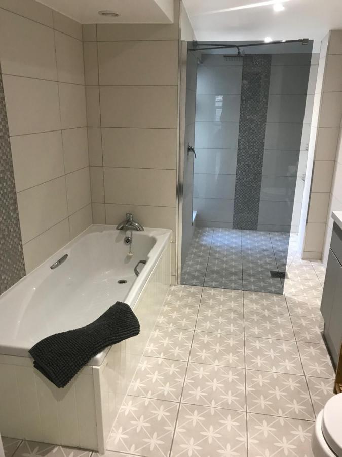 Luxury Refurbished 2 Bedroom Regency Apartment Челтенхам Экстерьер фото